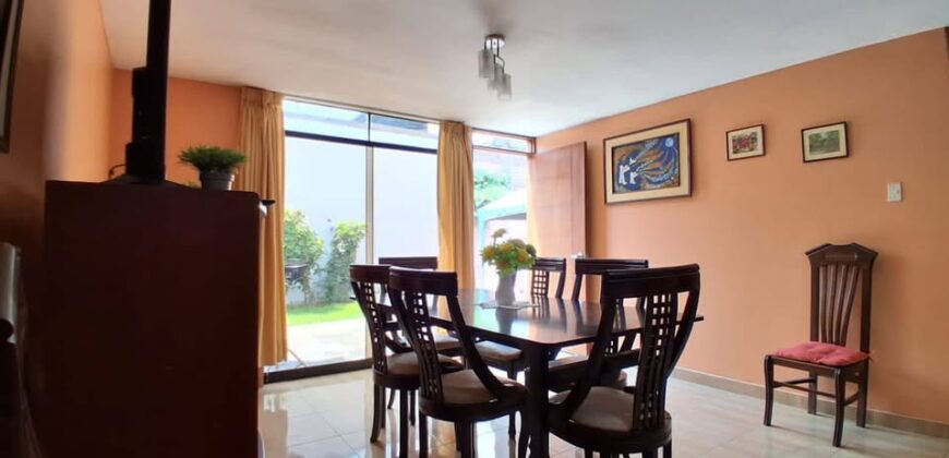 SE VENDE CASA A 2 CDRAS DE MALL DEL SUR Y FRENTE A PARQUE