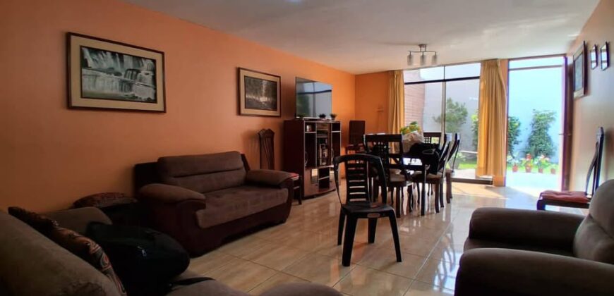SE VENDE CASA A 2 CDRAS DE MALL DEL SUR Y FRENTE A PARQUE