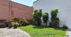 SE VENDE CASA A 2 CDRAS DE MALL DEL SUR Y FRENTE A PARQUE
