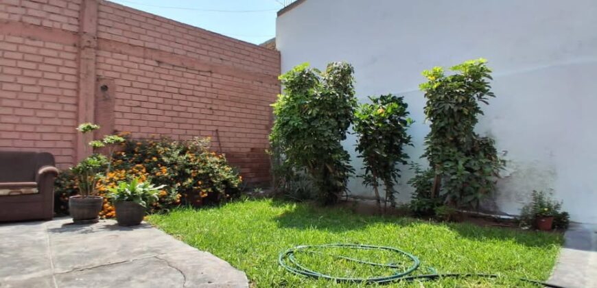 SE VENDE CASA A 2 CDRAS DE MALL DEL SUR Y FRENTE A PARQUE