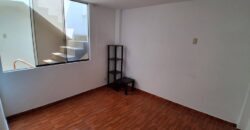 SE VENDE CASA A 2 CDRAS DE MALL DEL SUR Y FRENTE A PARQUE