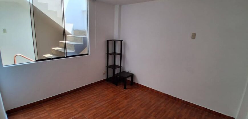 SE VENDE CASA A 2 CDRAS DE MALL DEL SUR Y FRENTE A PARQUE