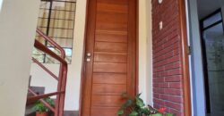 SE VENDE CASA A 2 CDRAS DE MALL DEL SUR Y FRENTE A PARQUE