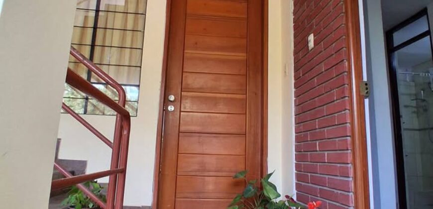 SE VENDE CASA A 2 CDRAS DE MALL DEL SUR Y FRENTE A PARQUE