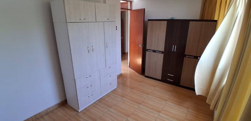 SE VENDE CASA A 2 CDRAS DE MALL DEL SUR Y FRENTE A PARQUE