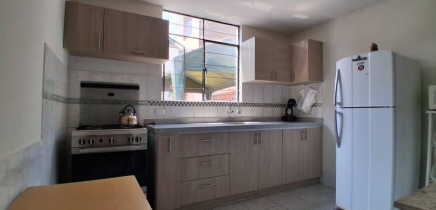 SE VENDE CASA A 2 CDRAS DE MALL DEL SUR Y FRENTE A PARQUE