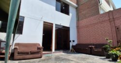 SE VENDE CASA A 2 CDRAS DE MALL DEL SUR Y FRENTE A PARQUE