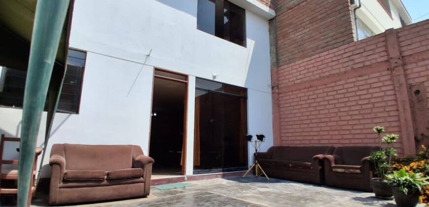 SE VENDE CASA A 2 CDRAS DE MALL DEL SUR Y FRENTE A PARQUE