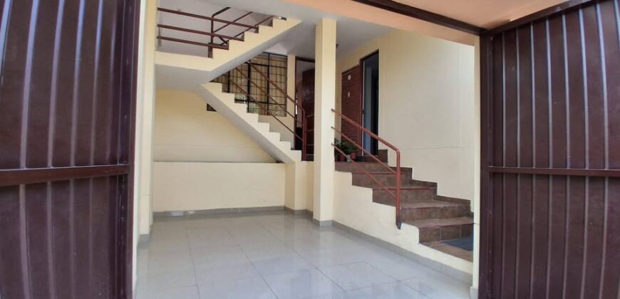 SE VENDE CASA A 2 CDRAS DE MALL DEL SUR Y FRENTE A PARQUE