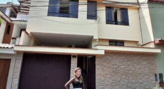 SE VENDE CASA A 2 CDRAS DE MALL DEL SUR Y FRENTE A PARQUE